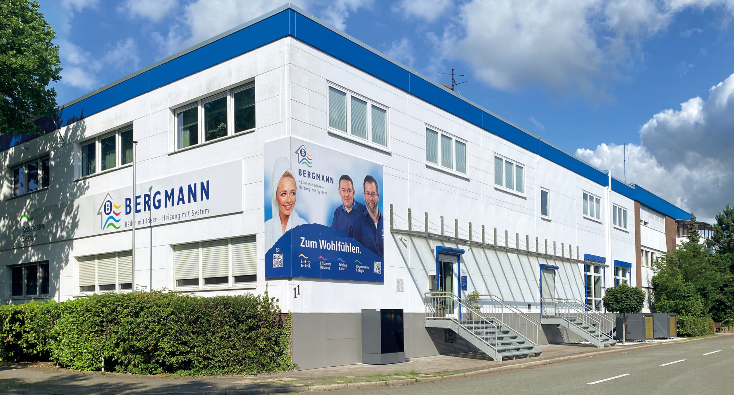 Blaues Logo OxyCare auf gelbem Grund