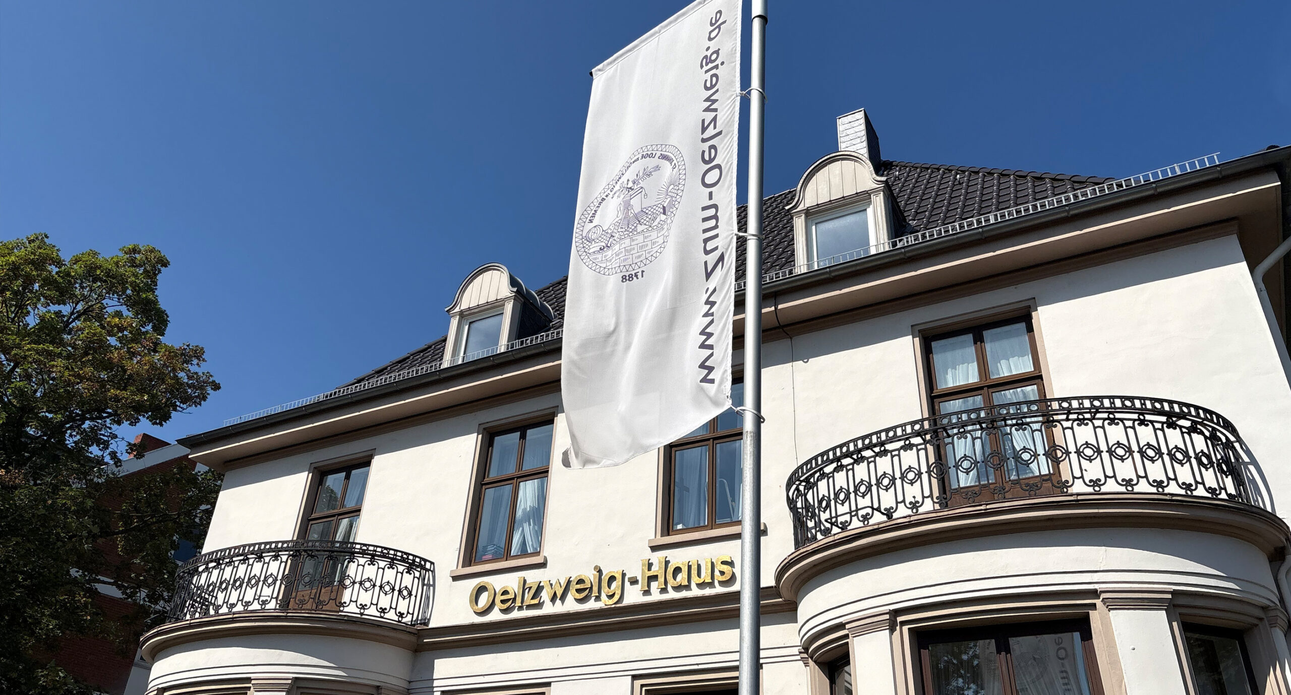 Blaues Logo OxyCare auf gelbem Grund
